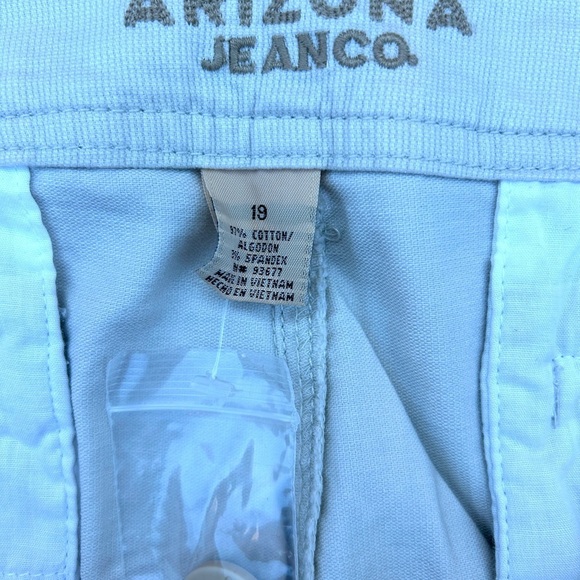 Arizona Bermuda Shorts - Size 19 Cream - Never Worn - Picture 3 of 3